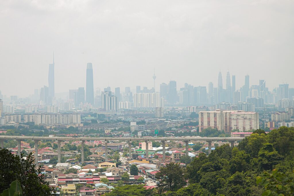 Maju di mata, retak dalam jiwa