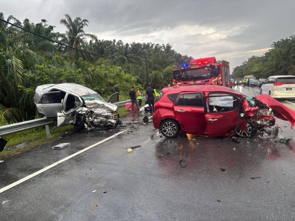 Dua maut nahas dua kereta, bas