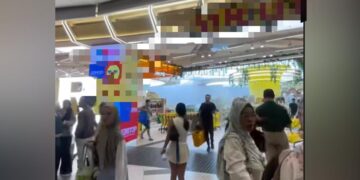 Pengunjung panik, panel lampu premis perkakasan terbakar