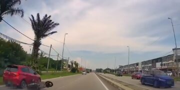 [VIDEO] Penunggang motosikal ‘ghaib’ selepas kemalangan dikesan polis