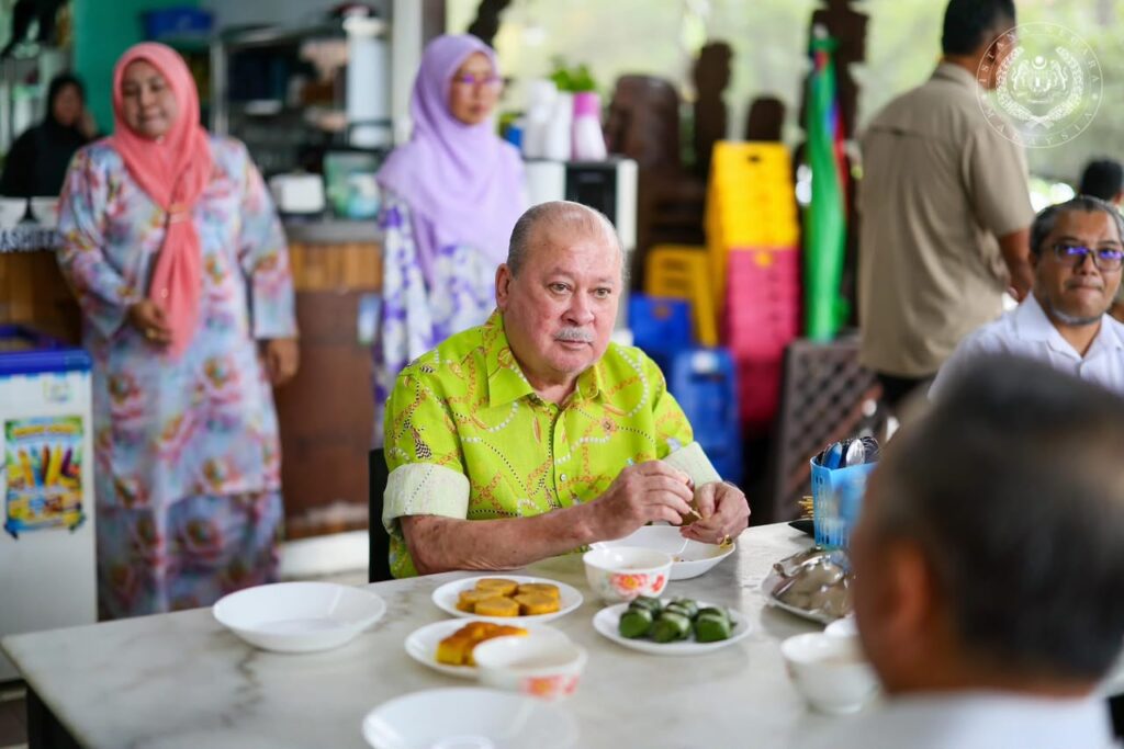 Agong berkenan pandu sendiri dari KL, santap pagi di Muar
