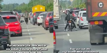 [VIDEO] Abang motor bantu ambulans redah kesesakan