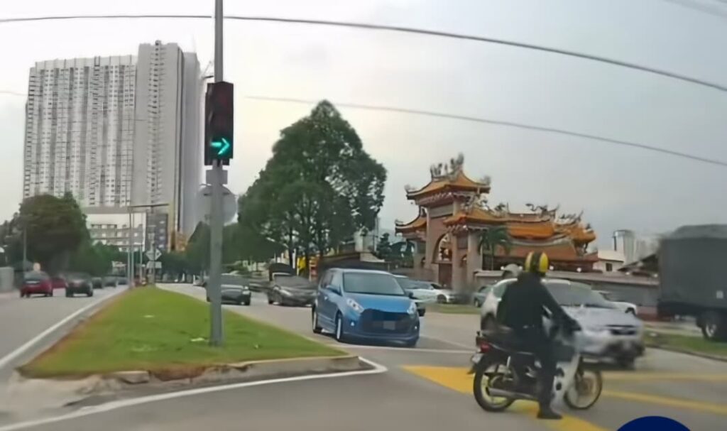[VIDEO] Terus pecut, tak peduli lampu isyarat bertukar merah