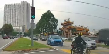 [VIDEO] Terus pecut, tak peduli lampu isyarat bertukar merah