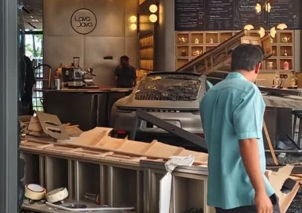 Wanita 61 tahun pandu Porsche terbabas masuk lobi hotel