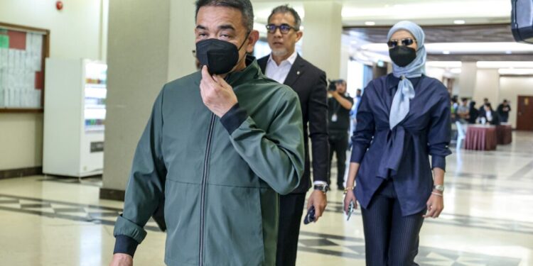 Mahkamah keluar warta pihak ketiga barang kemas isteri bekas PTD