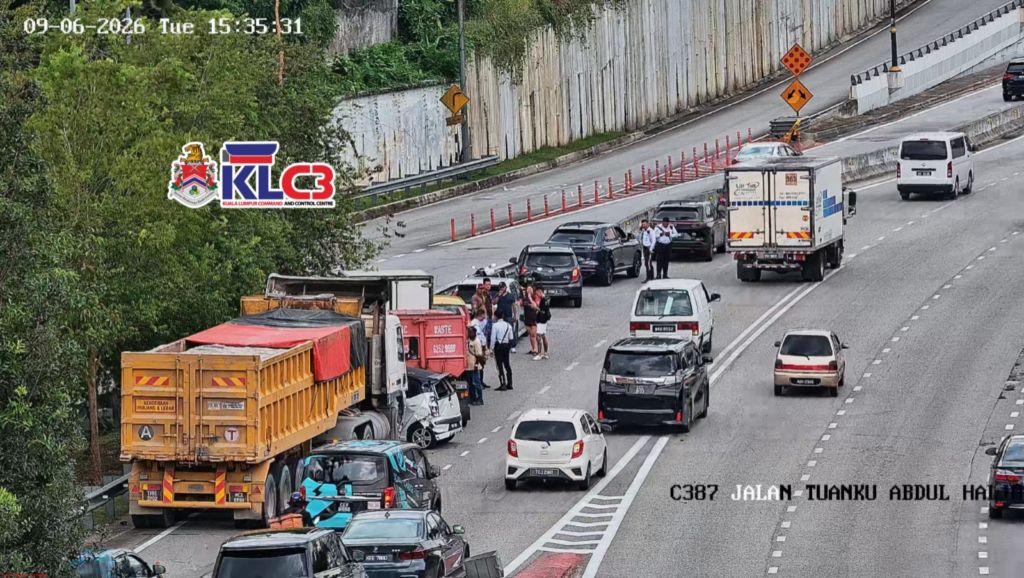 3 lori, 5 kereta kemalangan di Jalan Tuanku Abdul 