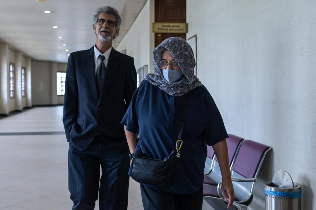 Anak perempuan Daim dapat pasport secara kekal