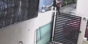 [VIDEO] Wanita dipeluk, dicium dan diraba ketika balik kerja