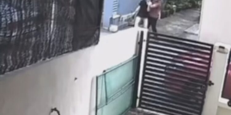 [VIDEO] Wanita dipeluk, dicium dan diraba ketika balik kerja