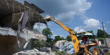 Pemilik tanah robohkan ‘Flat Rohingya’ di Hulu Langat