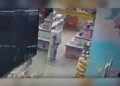 [VIDEO] ‘Kesian staf, tolong cuci najis anak anda’