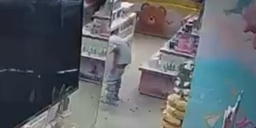 [VIDEO] ‘Kesian staf, tolong cuci najis anak anda’