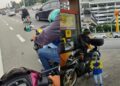 [VIDEO] ‘Sudahlah bantu, abang polis siap belanja minyak motor’