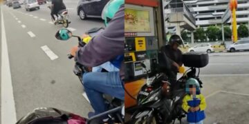[VIDEO] ‘Sudahlah bantu, abang polis siap belanja minyak motor’