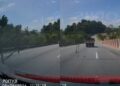 [VIDEO] Bingkai besi tercampak dari lori, mujur sempat elak