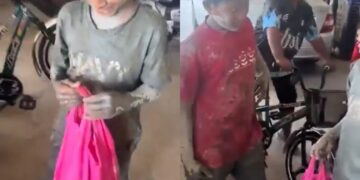 [VIDEO] Bijak budak Kelantan jual ikan darat sambil badan berselut