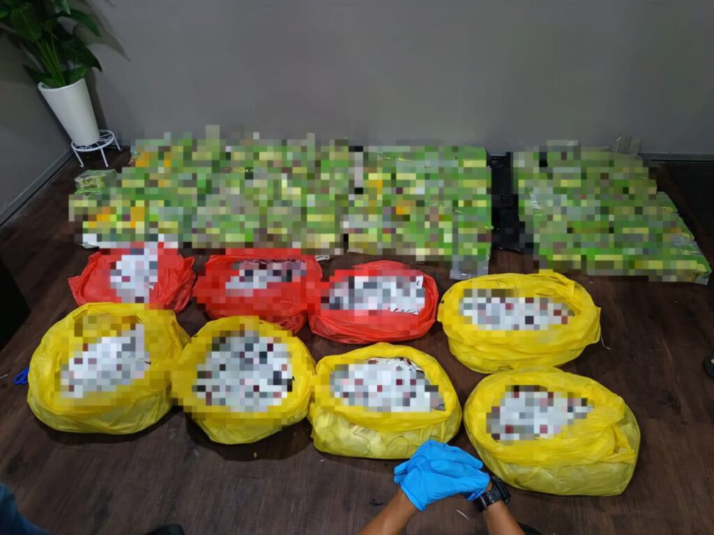 Dua rakan tumpas cuba seludup keluar dadah lebih RM57.15 juta