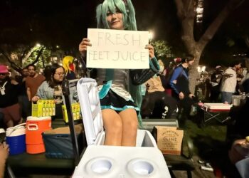 Model cosplay undang kontroversi, jual air ‘jus kaki’