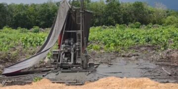 [VIDEO] Gerudi jalan, terkejut keluar gas bawah tanah