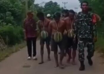 Pencuri diarak keliling kampung, leher digantung durian
