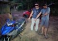Tiga lelaki bawa parang kebas 4 bakul durian IOI