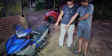 Tiga lelaki bawa parang kebas 4 bakul durian IOI