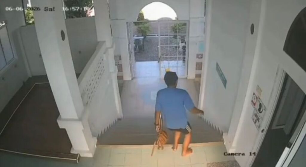 Tengah sujud, beg kena ‘rembat’ dalam masjid