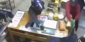 [VIDEO] Cemas dilibas pedang dalam samun kedai runcit