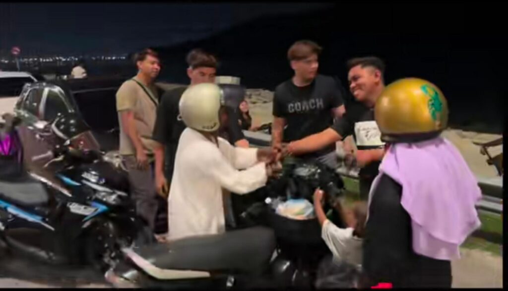 Lelaki bawa anak, isteri sarat mengandung tolak motosikal ro
