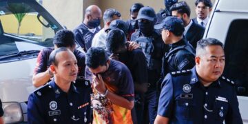 [VIDEO] Enam lelaki terlibat kes culik tiba di mahkamah bagi pendakwaan