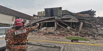 [VIDEO] Ada pergerakan struktur, bomba tunggu maklumat pekerja