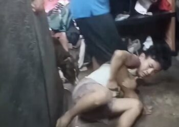 Budak lelaki peluk kaki bapa mengamuk demi lindungi ibu, adik