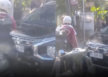 Siapa gagah? Kereta, motosikal ‘saling menyondol’ di Bali