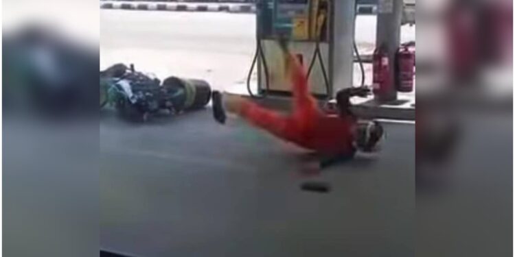 [VIDEO] Lelaki tular mengamuk di stesen minyak rupanya pesakit psikiatri