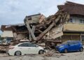 [VIDEO] Macam gempa bumi, rumah kedai senget sebelum runtuh