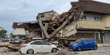 [VIDEO] Macam gempa bumi, rumah kedai senget sebelum runtuh
