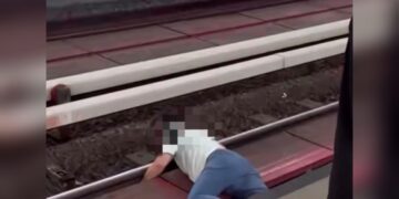Penumpang pitam jatuh ke landasan Stesen Hang Tuah