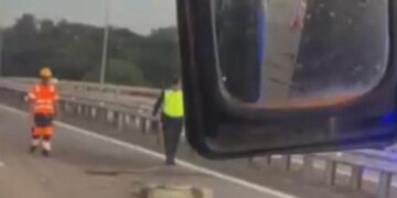 Anggota polis maut langgar tayar lori tercicir