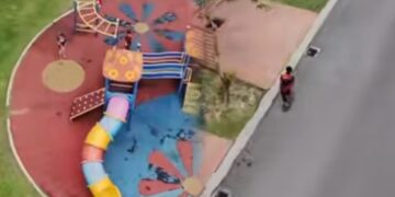 [VIDEO] Bapa ‘terbang’ panggil anak pulang rumah