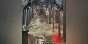 [VIDEO] Laluan pejalan kaki ke LRT ditenggelami air