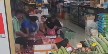 [VIDEO] Tular video warga asing jual daging dalam kedai karpet