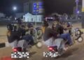 Lelaki buat aksi ‘wheelie’ bawa ‘keluarga’ dicekup