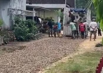 Penduduk tabur kulit kerang, tutup jalan berlubang