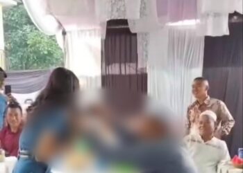 Pakcik ‘berkopiah’ selit duit celah dada penyanyi