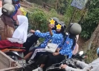 3 pelajar perempuan santai hisap rokok