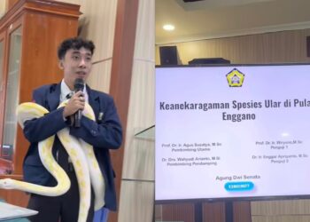 Pelajar bawa ular semasa bentang tesis