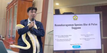 Pelajar bawa ular semasa bentang tesis