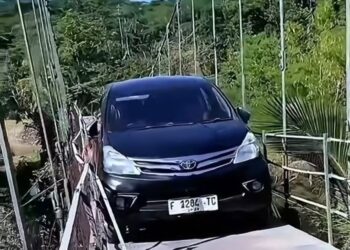 Van ‘degil’ lintas jambatan gantung sempit