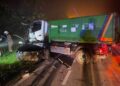 Enam maut, kereta masuk laluan bertentangan dan bertembung lori